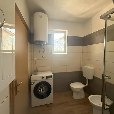 Mirna Lokacija S Pogledom I Parkingom Appartement