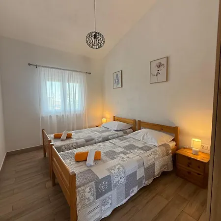 Mirna Lokacija S Pogledom I Parkingom *